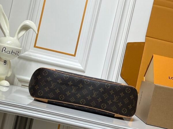 M25854 M13706 This classic Bloenne handbag has been upgraded and features a spacious GM size, making it ideal for carrying laptops and other essentials. Dimensions: 40 × 29 × 15 cm (length x height x width)