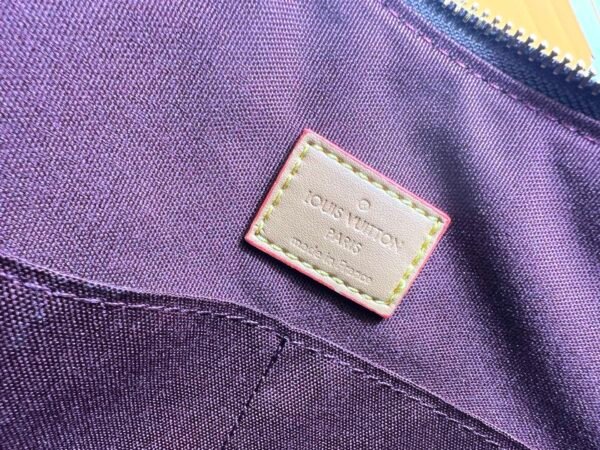 M25854 M13706 This classic Bloenne handbag has been upgraded and features a spacious GM size, making it ideal for carrying laptops and other essentials. Dimensions: 40 × 29 × 15 cm (length x height x width)