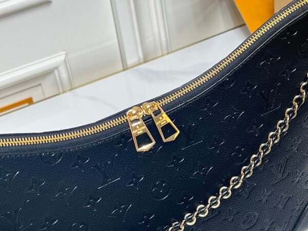 M25854 M13706 This classic Bloenne handbag has been upgraded and features a spacious GM size, making it ideal for carrying laptops and other necessities. Dimensions: 40 × 29 × 15 cm (length x height x width)