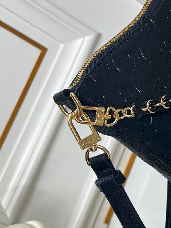 M25854 M13706 This classic Bloenne handbag has been upgraded and features a spacious GM size, making it ideal for carrying laptops and other necessities. Dimensions: 40 × 29 × 15 cm (length x height x width)