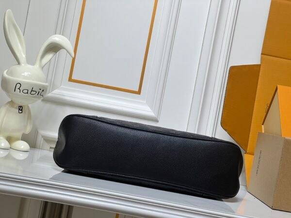 M25854 M13706 This classic Bloenne handbag has been upgraded and features a spacious GM size, making it ideal for carrying laptops and other necessities. Dimensions: 40 × 29 × 15 cm (length x height x width)