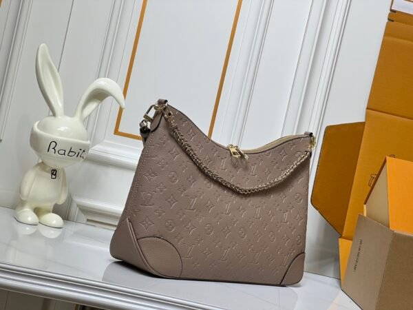 M25854 M13706 This classic Bloenne handbag has been upgraded and features a spacious GM size, making it ideal for carrying laptops and other essentials. Dimensions: 40 × 29 × 15 cm (length x height x width)