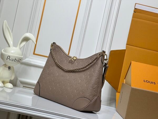 M25854 M13706 This classic Bloenne handbag has been upgraded and features a spacious GM size, making it ideal for carrying laptops and other essentials. Dimensions: 40 × 29 × 15 cm (length x height x width)