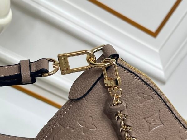 M25854 M13706 This classic Bloenne handbag has been upgraded and features a spacious GM size, making it ideal for carrying laptops and other essentials. Dimensions: 40 × 29 × 15 cm (length x height x width)