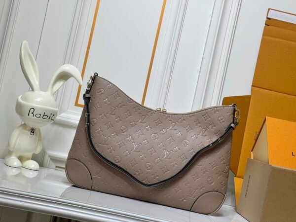 M25854 M13706 This classic Bloenne handbag has been upgraded and features a spacious GM size, making it ideal for carrying laptops and other essentials. Dimensions: 40 × 29 × 15 cm (length x height x width)