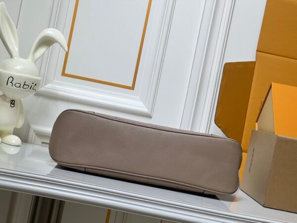 M25854 M13706 This classic Bloenne handbag has been upgraded and features a spacious GM size, making it ideal for carrying laptops and other essentials. Dimensions: 40 × 29 × 15 cm (length x height x width)