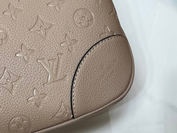 M25854 M13706 This classic Bloenne handbag has been upgraded and features a spacious GM size, making it ideal for carrying laptops and other essentials. Dimensions: 40 × 29 × 15 cm (length x height x width)