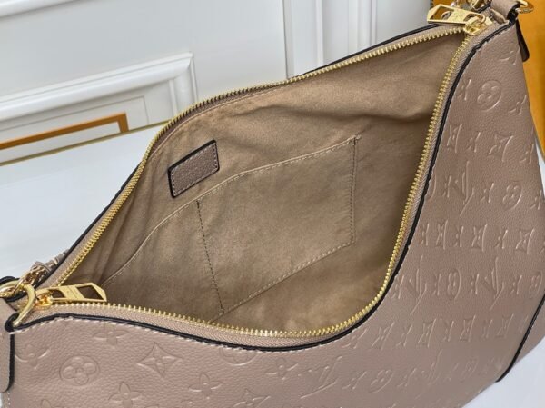 M25854 M13706 This classic Bloenne handbag has been upgraded and features a spacious GM size, making it ideal for carrying laptops and other essentials. Dimensions: 40 × 29 × 15 cm (length x height x width)