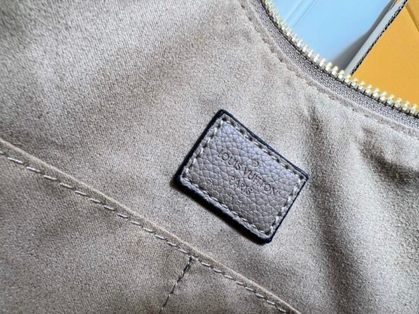 M25854 M13706 This classic Bloenne handbag has been upgraded and features a spacious GM size, making it ideal for carrying laptops and other essentials. Dimensions: 40 × 29 × 15 cm (length x height x width)