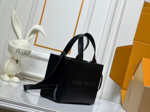 The collaboration collection by Pharrell and NIGO. The top-quality original single item of this medium-sized Shopper handbag is the same as the Louis Vuitton shopping bag, measuring 25x19x11.