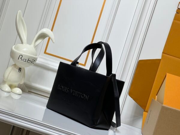 The collaboration collection by Pharrell and NIGO. The top-quality original single item of this medium-sized Shopper handbag is the same as the Louis Vuitton shopping bag, measuring 25x19x11.