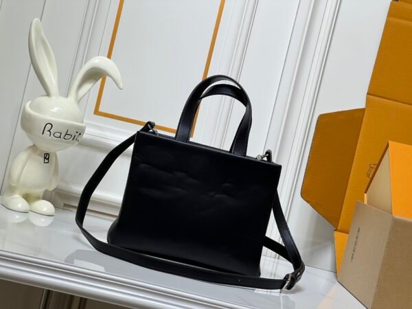 The collaboration collection by Pharrell and NIGO. The top-quality original single item of this medium-sized Shopper handbag is the same as the Louis Vuitton shopping bag, measuring 25x19x11.