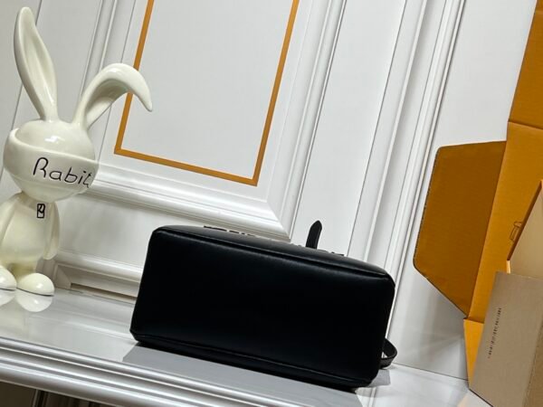 The collaboration collection by Pharrell and NIGO. The top-quality original single item of this medium-sized Shopper handbag is the same as the Louis Vuitton shopping bag, measuring 25x19x11.