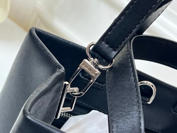 The collaboration collection by Pharrell and NIGO. The top-quality original single item of this medium-sized Shopper handbag is the same as the Louis Vuitton shopping bag, measuring 25x19x11.