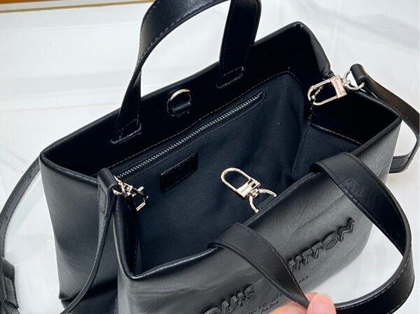 The collaboration collection by Pharrell and NIGO. The top-quality original single item of this medium-sized Shopper handbag is the same as the Louis Vuitton shopping bag, measuring 25x19x11.