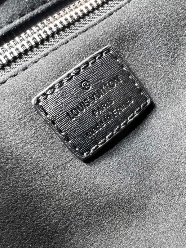 The collaboration collection by Pharrell and NIGO. The top-quality original single item of this medium-sized Shopper handbag is the same as the Louis Vuitton shopping bag, measuring 25x19x11.