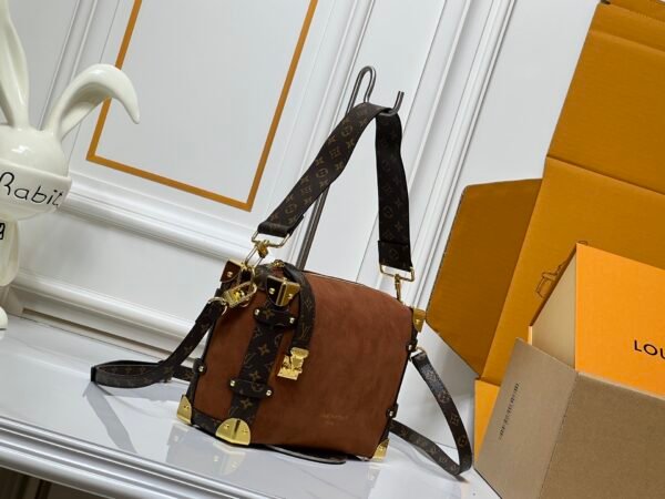 M15072, M46358. This medium-sized Side Trunk handbag is from the Back to School collection. Dimensions: 23.5 x 16 x 8.5 cm (length x height x width).