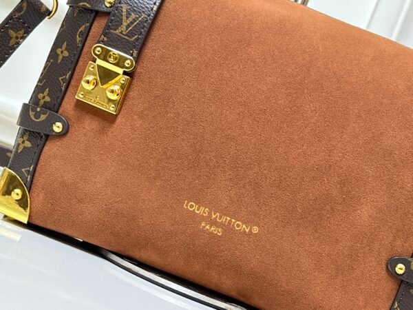 M15072, M46358. This medium-sized Side Trunk handbag is from the Back to School collection. Dimensions: 23.5 x 16 x 8.5 cm (length x height x width).