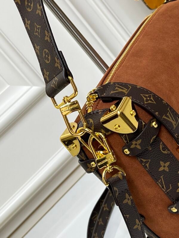 M15072, M46358. This medium-sized Side Trunk handbag is from the Back to School collection. Dimensions: 23.5 x 16 x 8.5 cm (length x height x width).