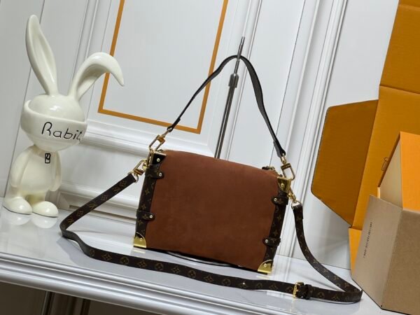 M15072, M46358. This medium-sized Side Trunk handbag is from the Back to School collection. Dimensions: 23.5 x 16 x 8.5 cm (length x height x width).