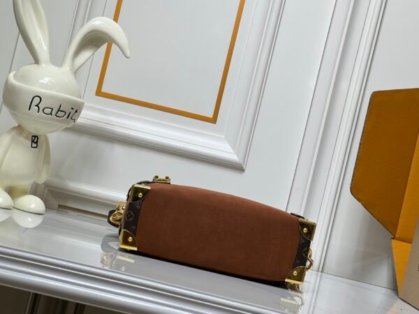 M15072, M46358. This medium-sized Side Trunk handbag is from the Back to School collection. Dimensions: 23.5 x 16 x 8.5 cm (length x height x width).