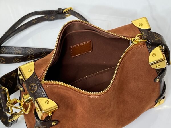 M15072, M46358. This medium-sized Side Trunk handbag is from the Back to School collection. Dimensions: 23.5 x 16 x 8.5 cm (length x height x width).