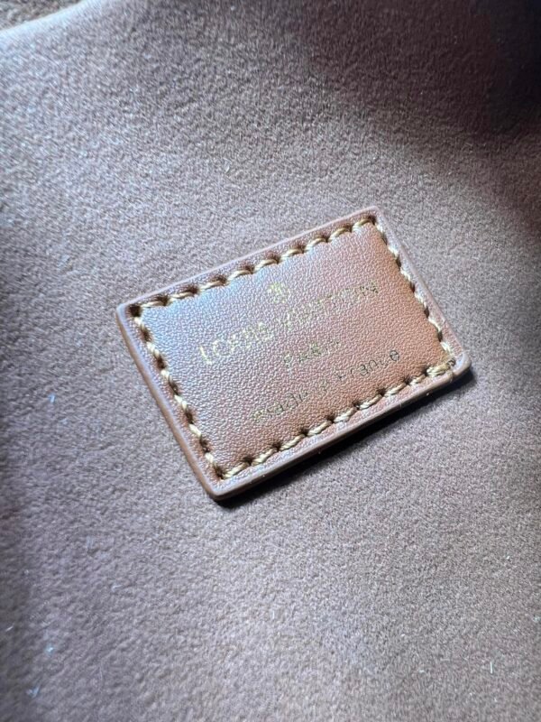 M15072, M46358. This medium-sized Side Trunk handbag is from the Back to School collection. Dimensions: 23.5 x 16 x 8.5 cm (length x height x width).