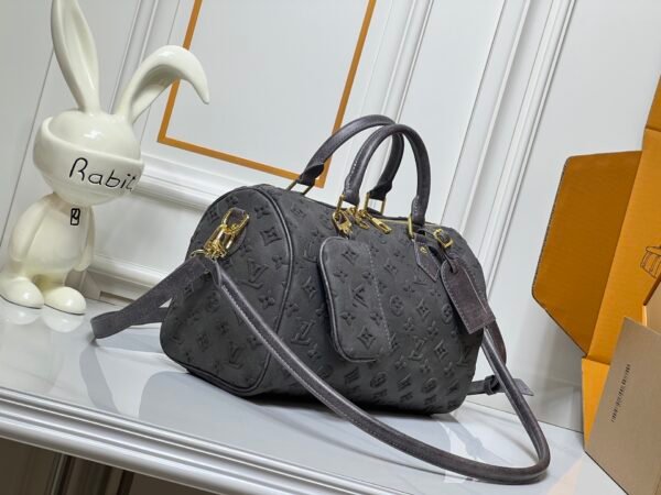 M15225 M22853 Speedy Bandoulière 30 Handbag - A refreshed version of Louis Vuitton's classic Speedy series, measuring 30x18x17 centimeters.