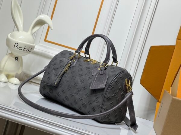 M15225 M22853 Speedy Bandoulière 30 Handbag - A refreshed version of Louis Vuitton's classic Speedy series, measuring 30x18x17 centimeters.