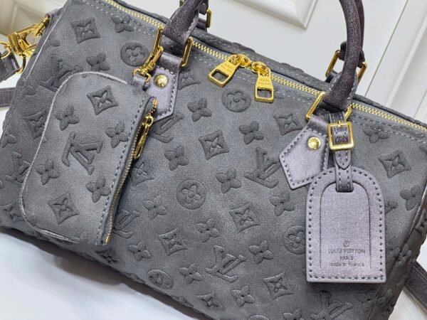 M15225 M22853 Speedy Bandoulière 30 Handbag - A refreshed version of Louis Vuitton's classic Speedy series, measuring 30x18x17 centimeters.