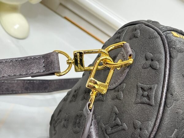 M15225 M22853 Speedy Bandoulière 30 Handbag - A refreshed version of Louis Vuitton's classic Speedy series, measuring 30x18x17 centimeters.