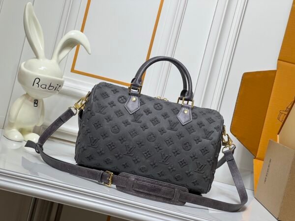 M15225 M22853 Speedy Bandoulière 30 Handbag - A refreshed version of Louis Vuitton's classic Speedy series, measuring 30x18x17 centimeters.