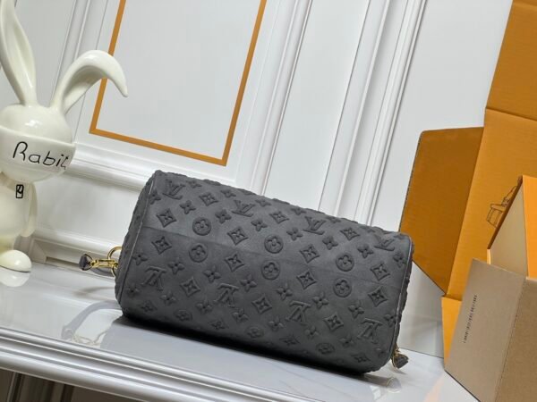 M15225 M22853 Speedy Bandoulière 30 Handbag - A refreshed version of Louis Vuitton's classic Speedy series, measuring 30x18x17 centimeters.