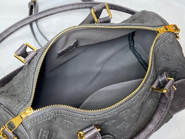 M15225 M22853 Speedy Bandoulière 30 Handbag - A refreshed version of Louis Vuitton's classic Speedy series, measuring 30x18x17 centimeters.