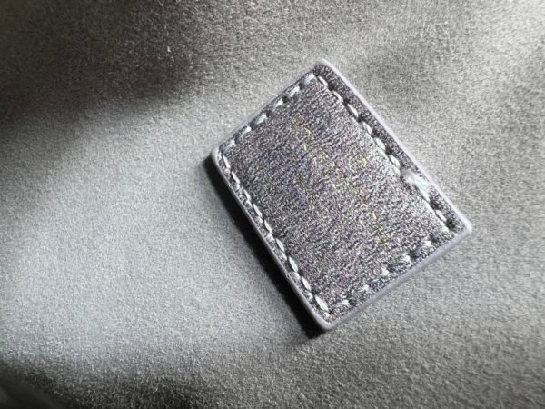 M15225 M22853 Speedy Bandoulière 30 Handbag - A refreshed version of Louis Vuitton's classic Speedy series, measuring 30x18x17 centimeters.