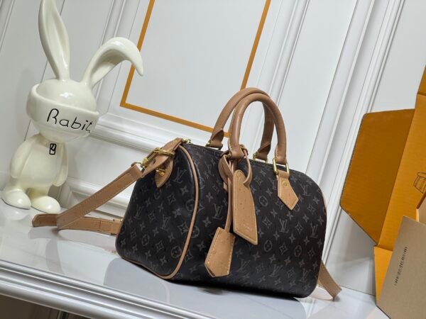 This Speedy Bandoulière 25 Monogram Leather handbag is made of soft ostrich leather. Dimensions: 25 x 15 x 15 cm (length x height x width)