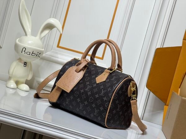 This Speedy Bandoulière 25 Monogram Leather handbag is made of soft ostrich leather. Dimensions: 25 x 15 x 15 cm (length x height x width)