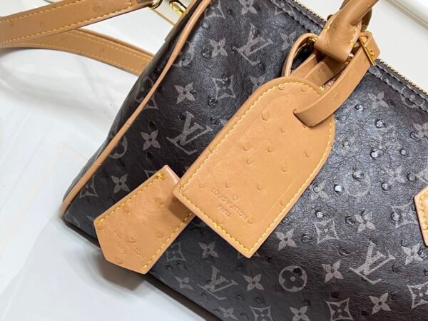 This Speedy Bandoulière 25 Monogram Leather handbag is made of soft ostrich leather. Dimensions: 25 x 15 x 15 cm (length x height x width)