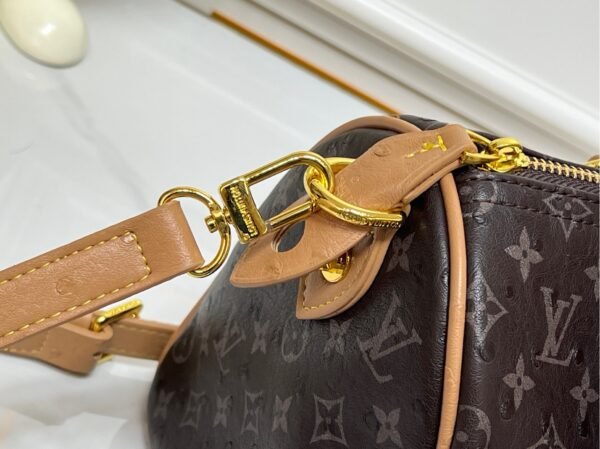 This Speedy Bandoulière 25 Monogram Leather handbag is made of soft ostrich leather. Dimensions: 25 x 15 x 15 cm (length x height x width)