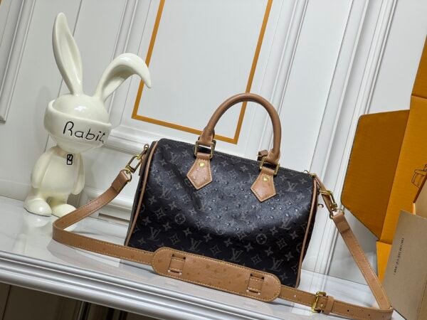 This Speedy Bandoulière 25 Monogram Leather handbag is made of soft ostrich leather. Dimensions: 25 x 15 x 15 cm (length x height x width)