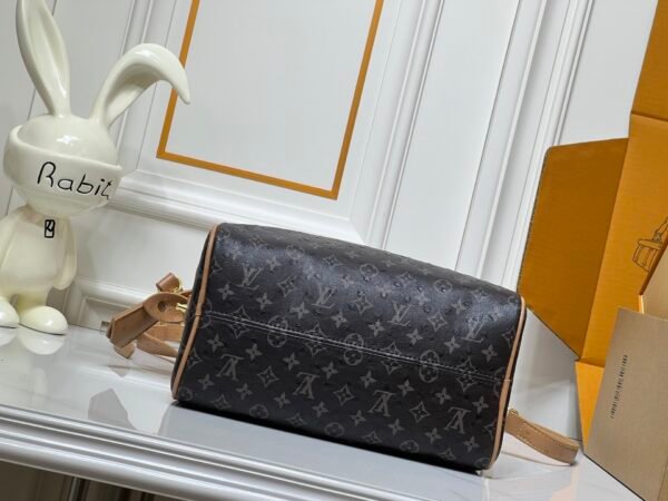 This Speedy Bandoulière 25 Monogram Leather handbag is made of soft ostrich leather. Dimensions: 25 x 15 x 15 cm (length x height x width)