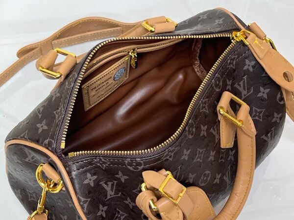 This Speedy Bandoulière 25 Monogram Leather handbag is made of soft ostrich leather. Dimensions: 25 x 15 x 15 cm (length x height x width)