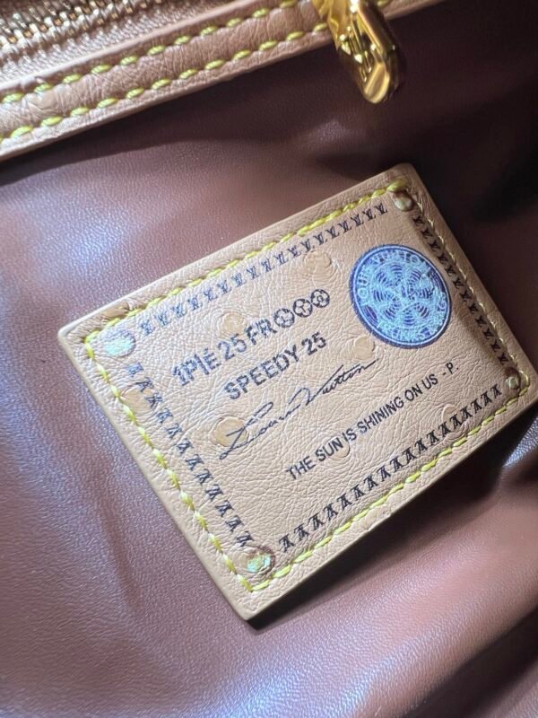 This Speedy Bandoulière 25 Monogram Leather handbag is made of soft ostrich leather. Dimensions: 25 x 15 x 15 cm (length x height x width)