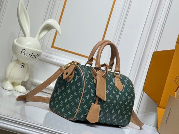 This Speedy Bandoulière 25 Monogram Leather handbag is made of soft ostrich leather, measuring 25 x 15 x 15 centimeters (length x height x width).