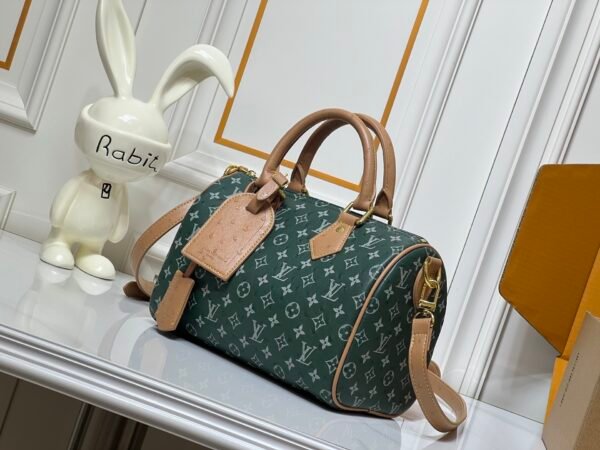 This Speedy Bandoulière 25 Monogram Leather handbag is made of soft ostrich leather, measuring 25 x 15 x 15 centimeters (length x height x width).