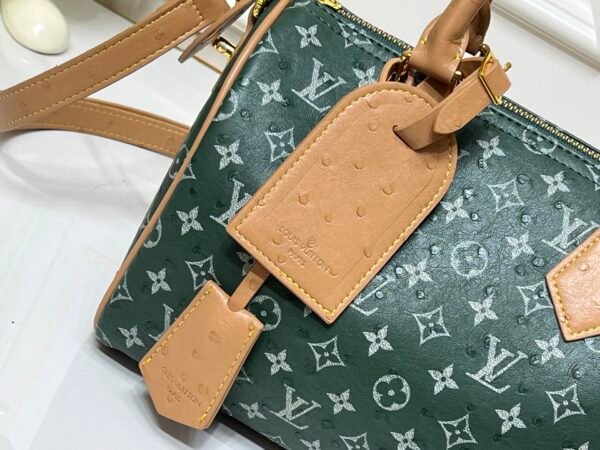 This Speedy Bandoulière 25 Monogram Leather handbag is made of soft ostrich leather, measuring 25 x 15 x 15 centimeters (length x height x width).