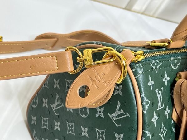 This Speedy Bandoulière 25 Monogram Leather handbag is made of soft ostrich leather, measuring 25 x 15 x 15 centimeters (length x height x width).