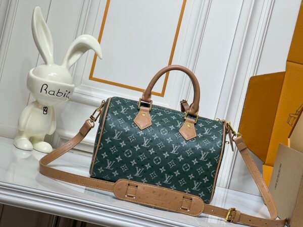 This Speedy Bandoulière 25 Monogram Leather handbag is made of soft ostrich leather, measuring 25 x 15 x 15 centimeters (length x height x width).