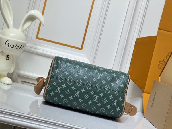 This Speedy Bandoulière 25 Monogram Leather handbag is made of soft ostrich leather, measuring 25 x 15 x 15 centimeters (length x height x width).