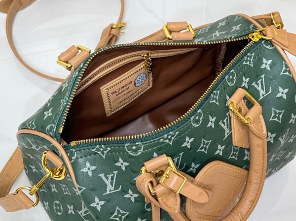 This Speedy Bandoulière 25 Monogram Leather handbag is made of soft ostrich leather, measuring 25 x 15 x 15 centimeters (length x height x width).